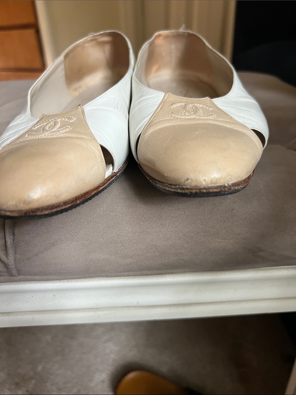CHANEL Two-Tone Leather Cap-Toe Flats in White and Beige - Picture 7 of 8